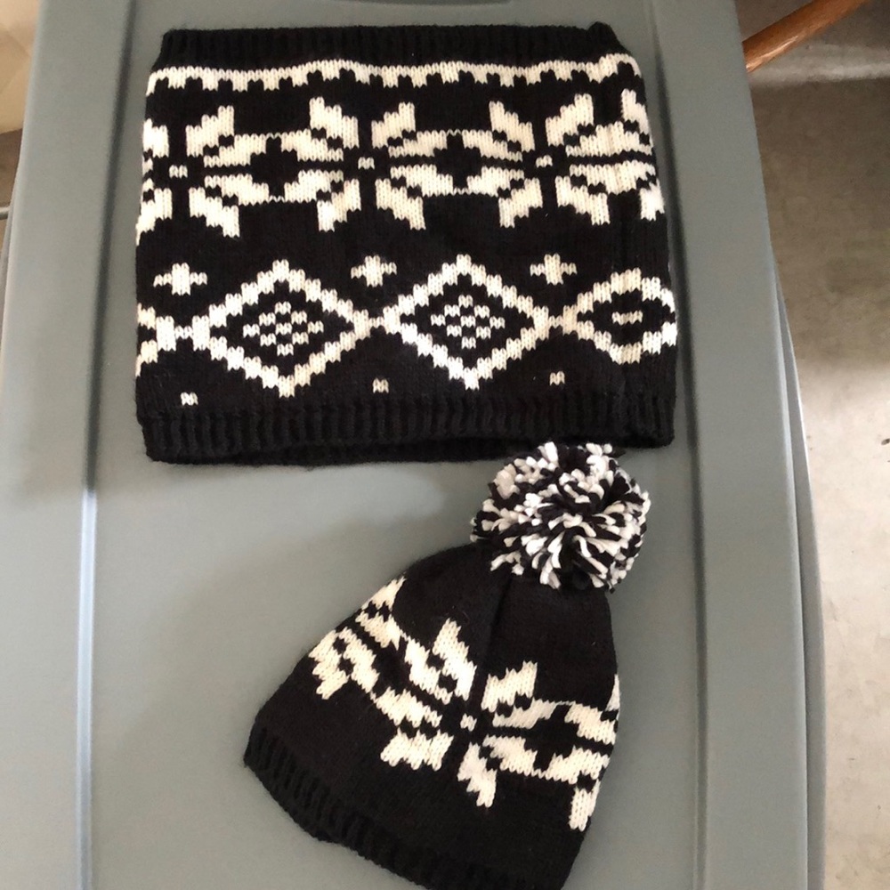 Xhilaration Winter Hat and Cowlneck Warmer Set